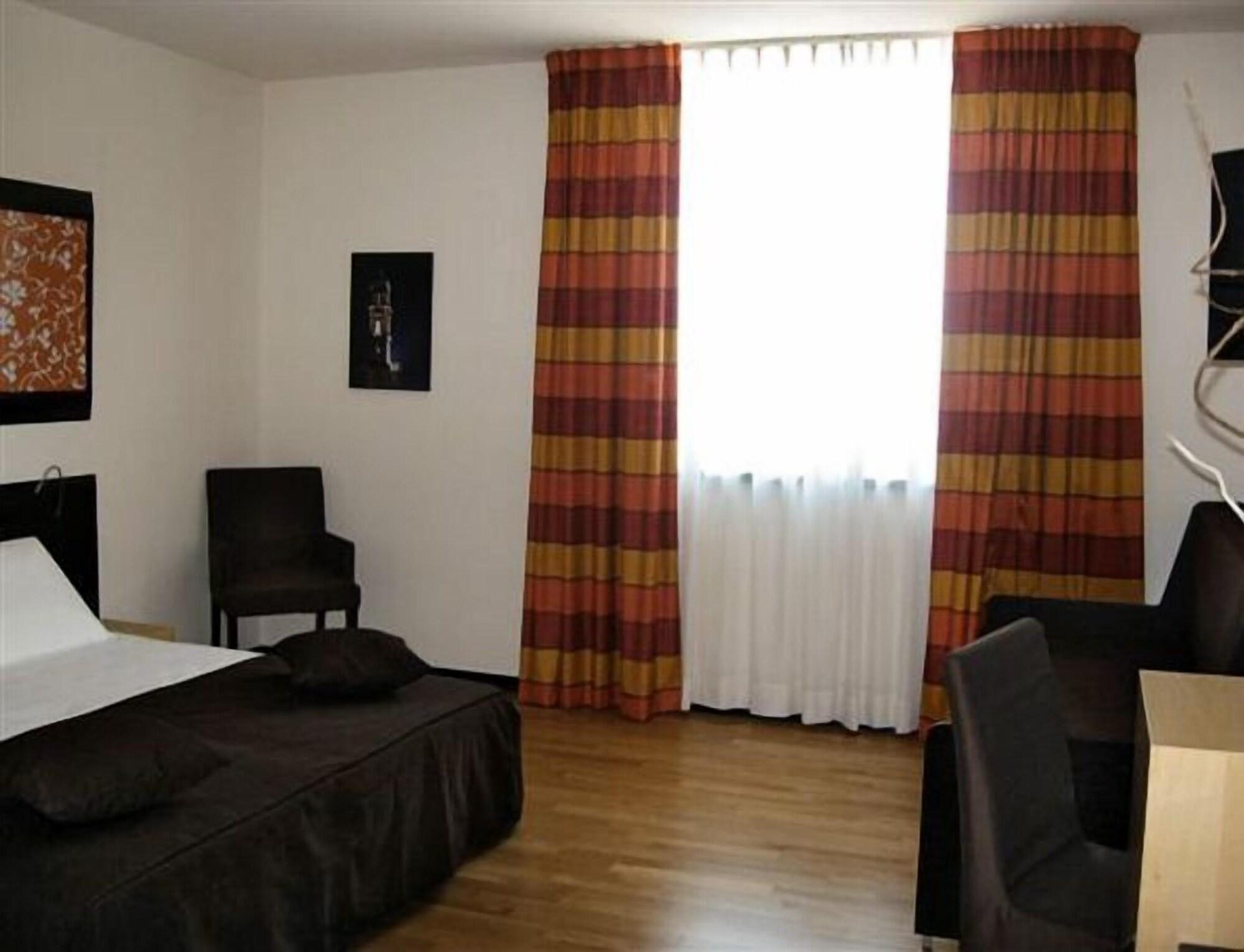 Sanlu Hotel Serrano Kamer foto