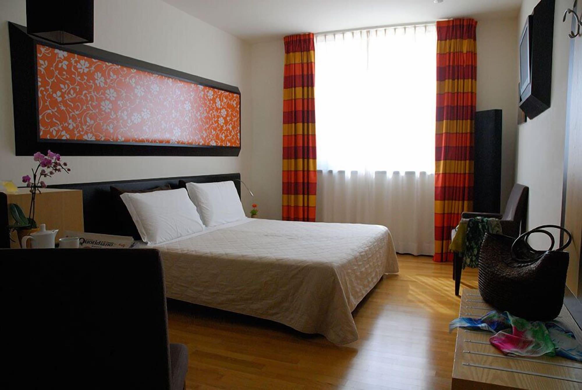 Sanlu Hotel Serrano Buitenkant foto