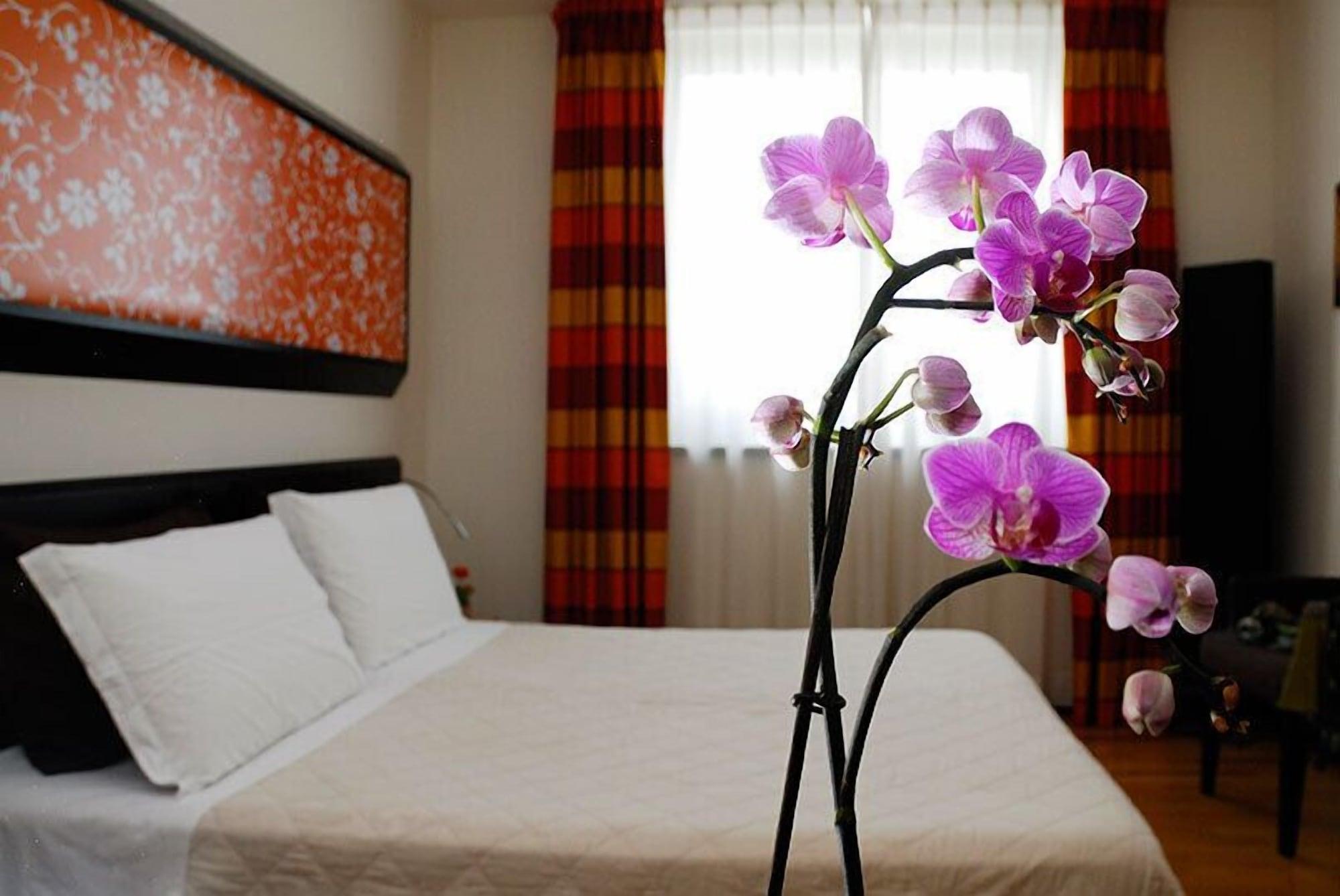 Sanlu Hotel Serrano Buitenkant foto