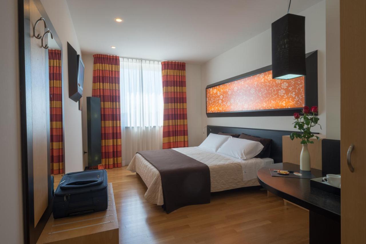 Sanlu Hotel Serrano Buitenkant foto