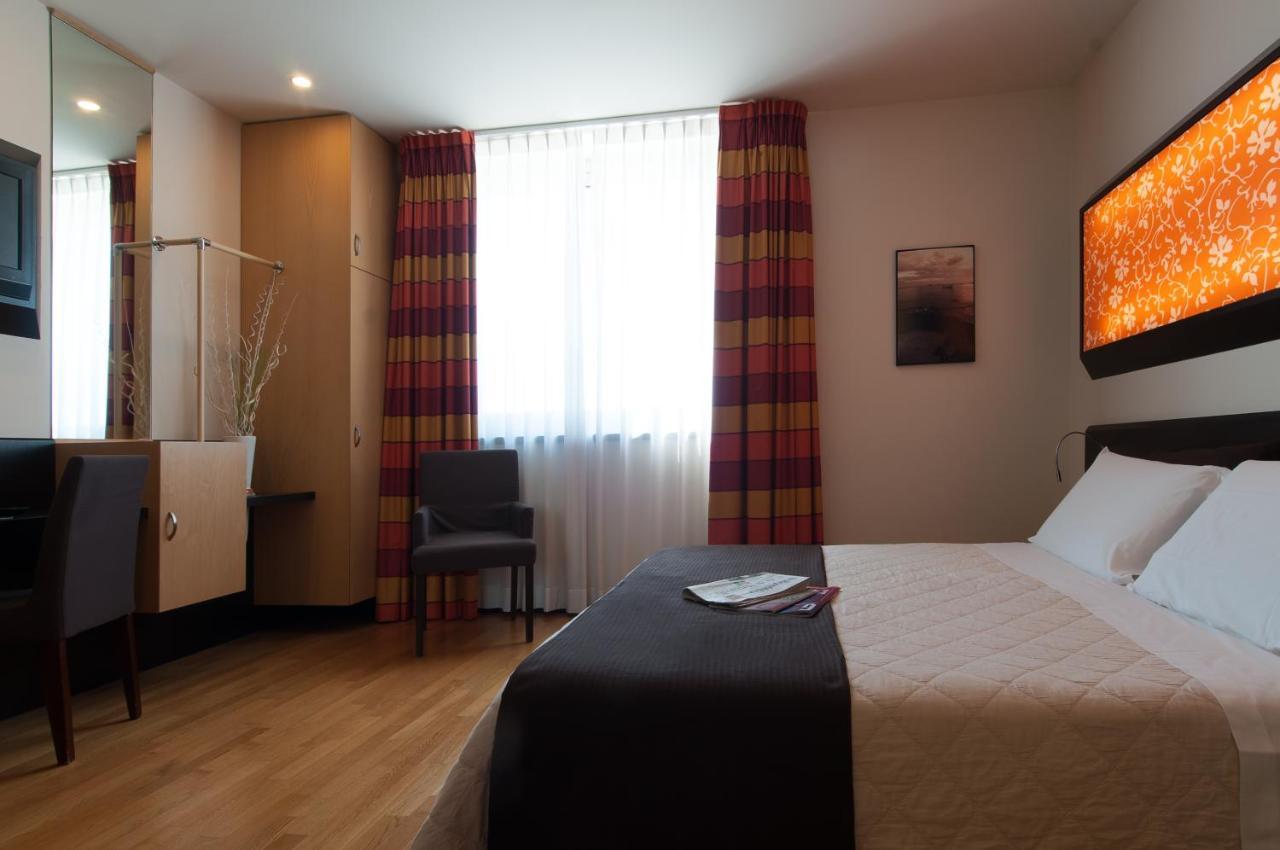 Sanlu Hotel Serrano Buitenkant foto