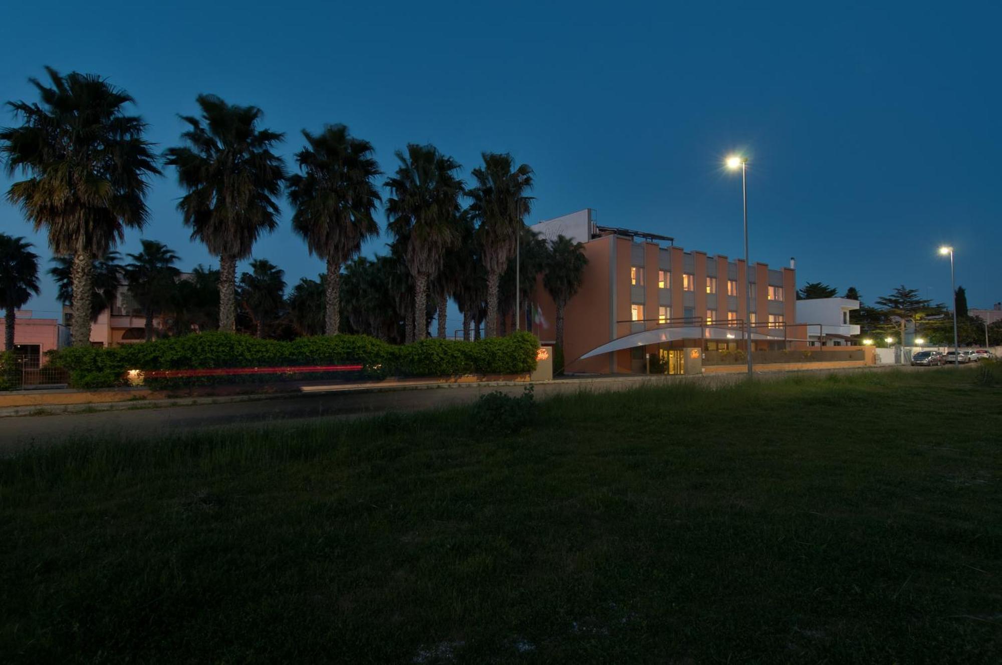Sanlu Hotel Serrano Buitenkant foto